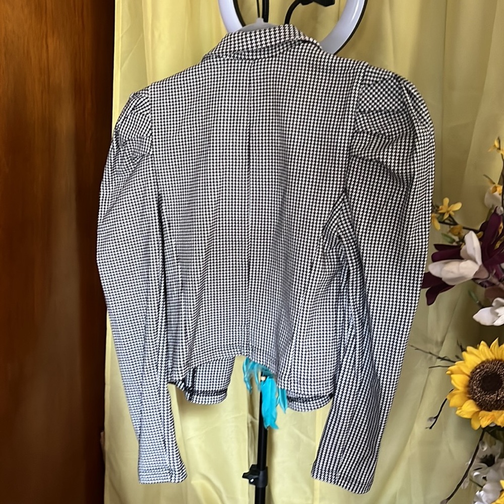 𝖡𝗅𝖺𝖼𝗄 𝖺𝗇𝖽 𝗐𝗁𝗂𝗍𝖾 𝖼𝗈𝖺𝗍 - Picture 2 of 4